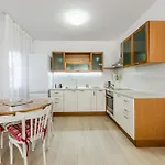 Sophie Downtown By Pikhost Apartamento Tirana