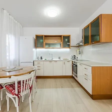 Sophie Downtown By Pikhost *