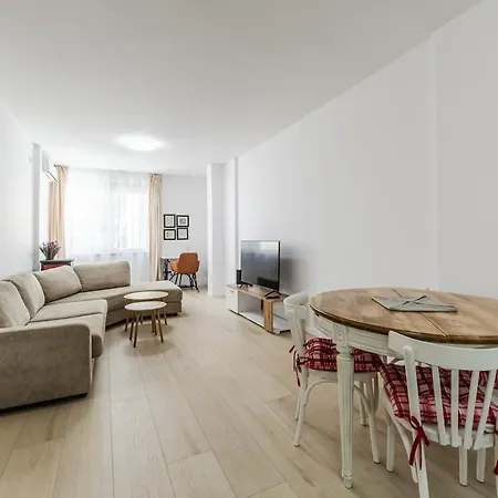 Sophie Downtown By Pikhost *