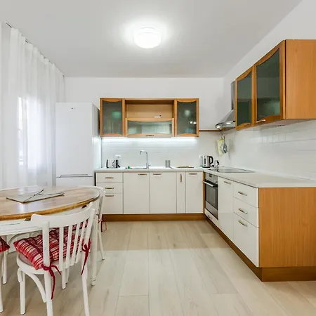 Sophie Downtown By Pikhost Apartamento Tirana